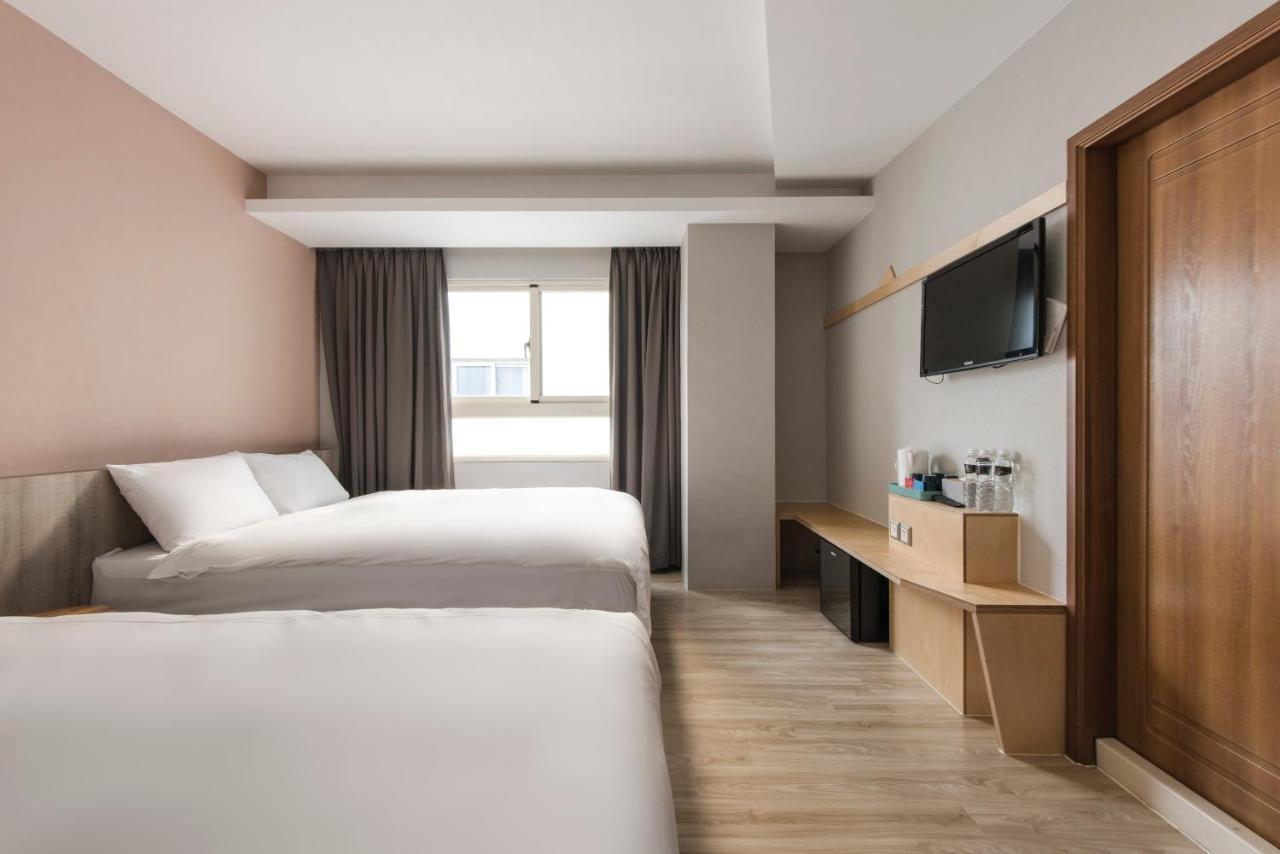 Sparrow Hotel Taichung Buitenkant foto