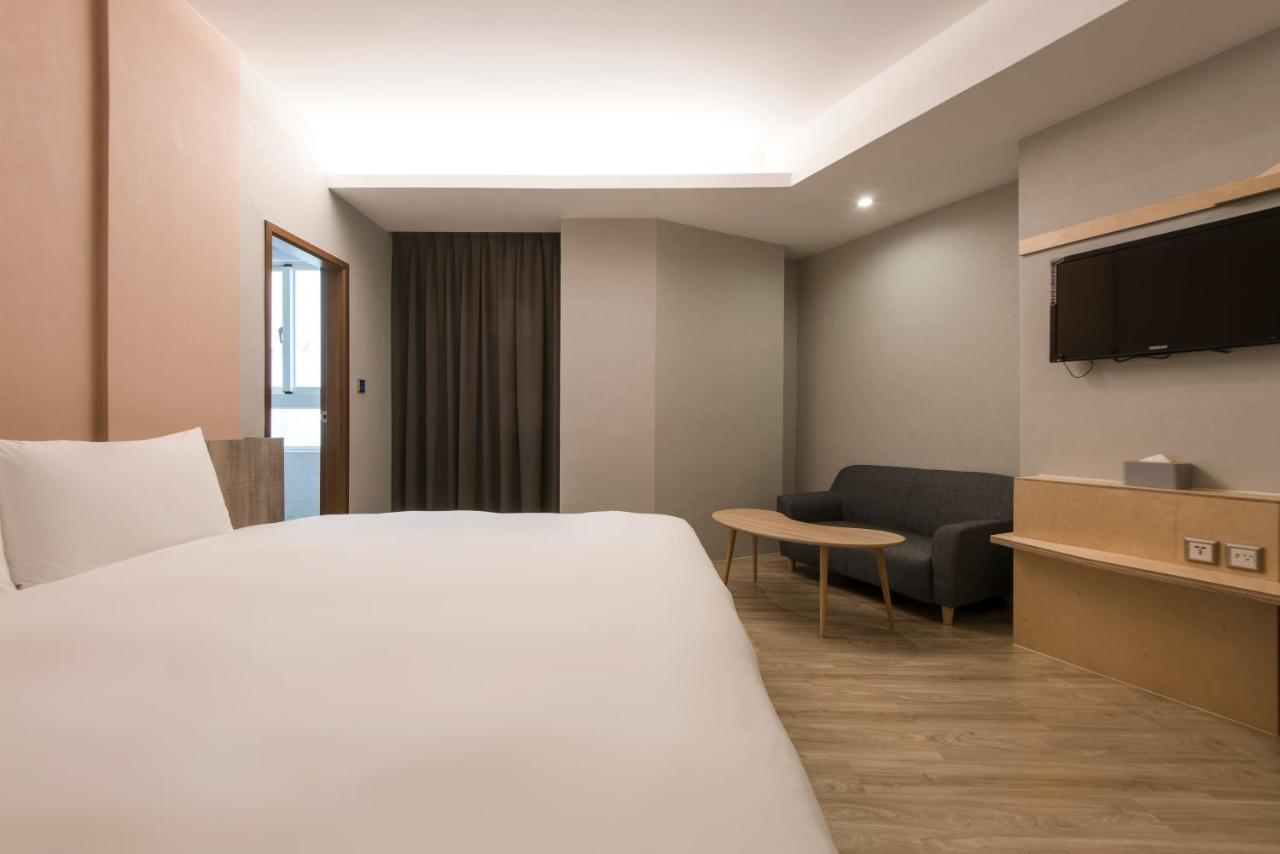 Sparrow Hotel Taichung Buitenkant foto