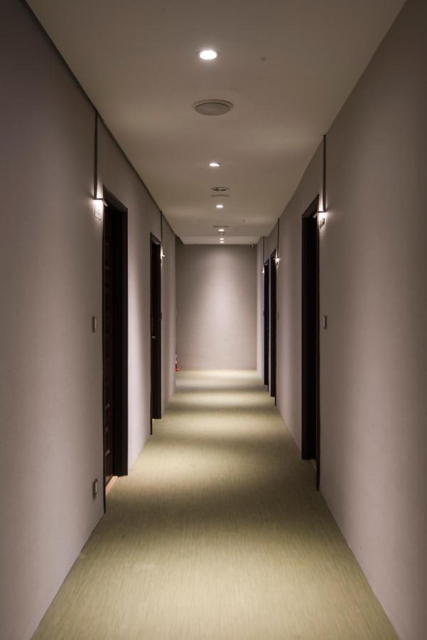 Sparrow Hotel Taichung Buitenkant foto